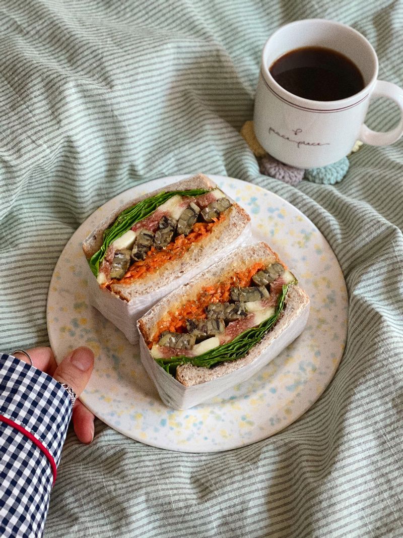 샌드위치 싸기에 재미가 들려서😝 템페와 무화과를 넣은 비건버전의 샌드위치예요! 빵에는 후무스를 발라 좀 더 풍미를 높여줬구요~ 속이 편하면서도 든든한 샌드위치랍니다💚 #샌드위치 #템페샌드위치 #비건샌드위치 #홈브런치 #브런치