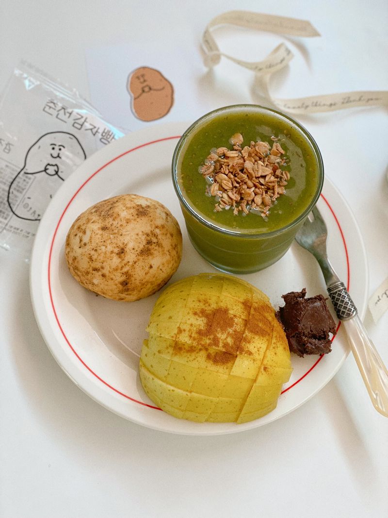 귀여운 감자빵!!🥔 그런데 이거 생각보다 더 맛있어요..?🤭 하나는 그냥 순식간에 없어집니다,, 겉은 쫀득! 하고 속은 촉촉+감칠맛 가득한 감자샐러드로 꽉 차 있는👏🏻 #춘천감자빵 #감자샐러드빵 #그린스무디 #빵모닝