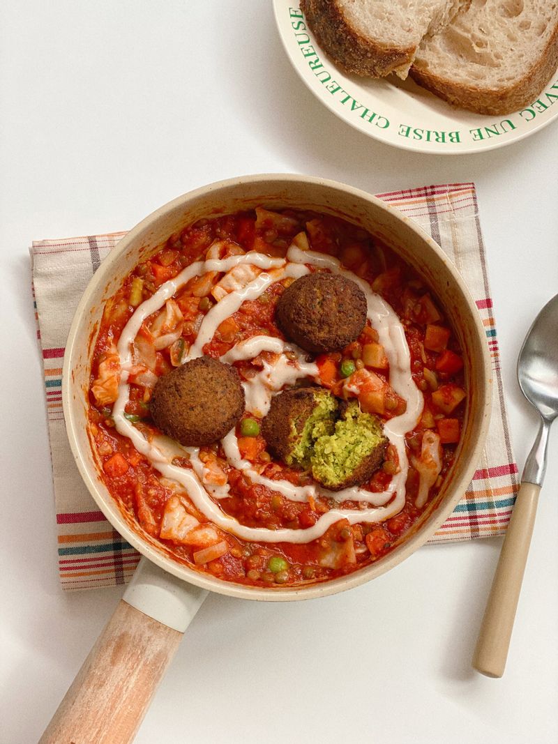 비건버전으로 만들어본 삭슈카! 달걀은 안 넣었지만 토마토소스 베이스에  비건마요네즈를 뿌려주고, 병아리콩으로 만든  팔라펠을 올려서 먹으면 너무 잘 어울리는 맛이예요❤️  #팔라펠 #비건식 #샥슈카 #비건마요네즈