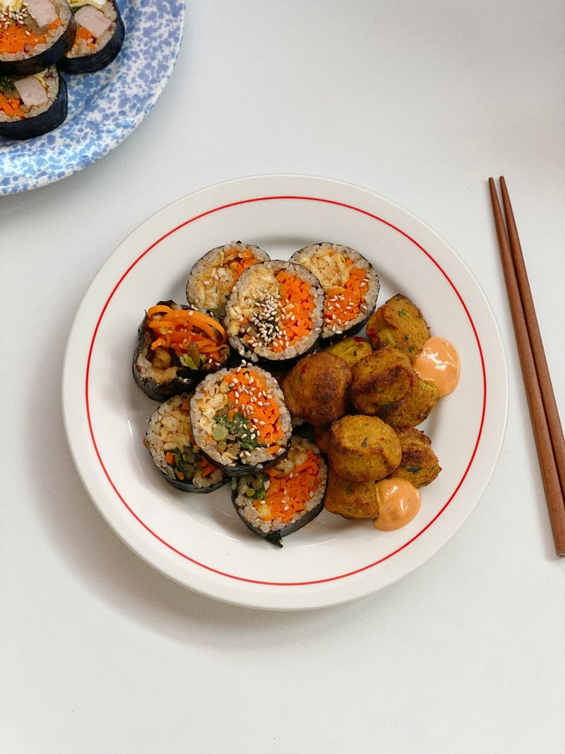 김밥은 사랑이고요🤎 유부를 볶아서 넣은 김밥과 베지볼로 한끼 뚝딱! 요즘 비건제품이 잘 나와서 너무 좋네요😆 #베지볼 #유부김밥 #비건 #김밥