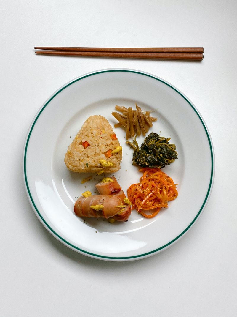 구운주먹밥 플레이트🙃 귀엽게 먹고 싶었던 하루~ #구운주먹밥 #주먹밥플레이트 #닭가슴살소시지 #우엉조림 #당근라페