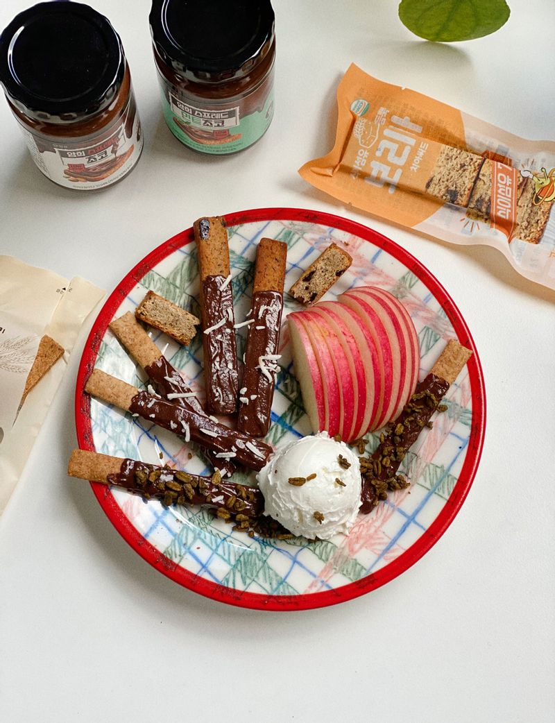 셀프 빼빼로 선물..😎 건강한 버전으로! 설탕없이! 사실 이게 더 맛있어여..👻  #건강빼빼로 #귀리빼로 #귀리스틱 #초코잼 #그릭요거트