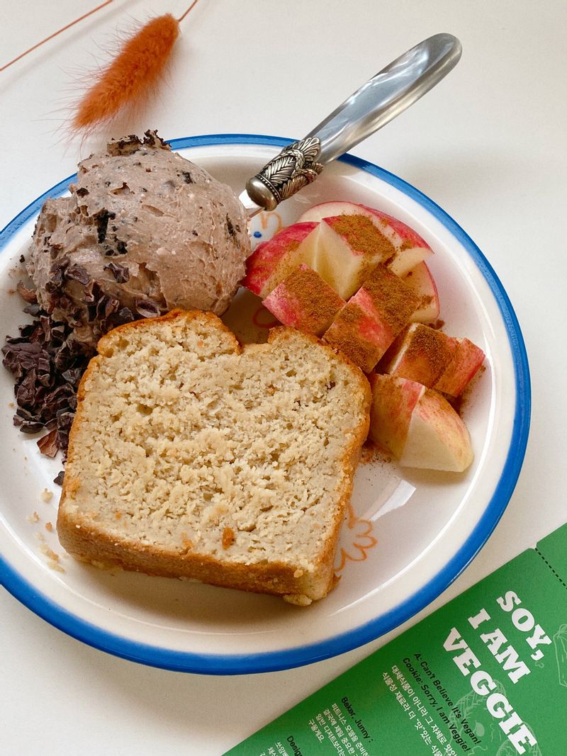 없어서 못 먹는 그릭요거트+빵 조합😎 허니초코그릭이 아주 달달해서 행복해지는 맛이네요..🤎 빵은 비지가 들어간 두유비지브레드! 담백 꼬소하면서 부드러운 질감이..✨  #그릭요거트 #두유비지브레드 #아침식사