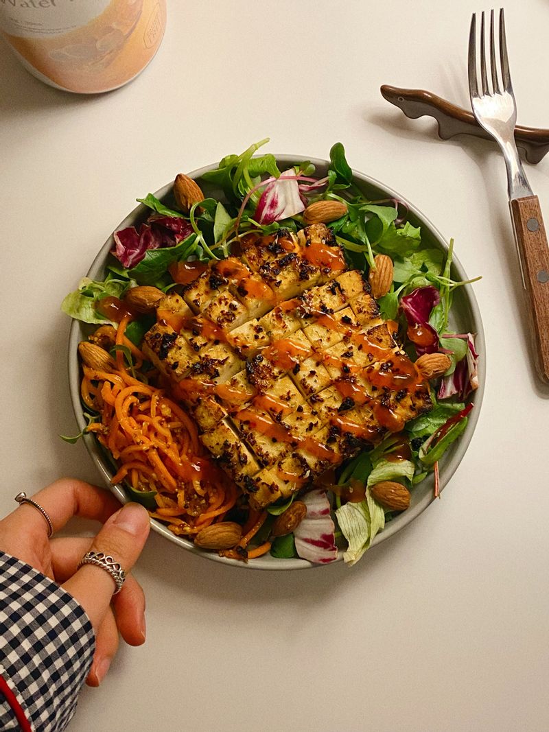 통으로 구운 두부!! 에어프라이어에 잘 구워주면 든든하고 속이 편한 한끼로🍴 간단한데 맛있어서 추천입니다😌  #두부구이 #통두부구이 #에어프라이어레시피