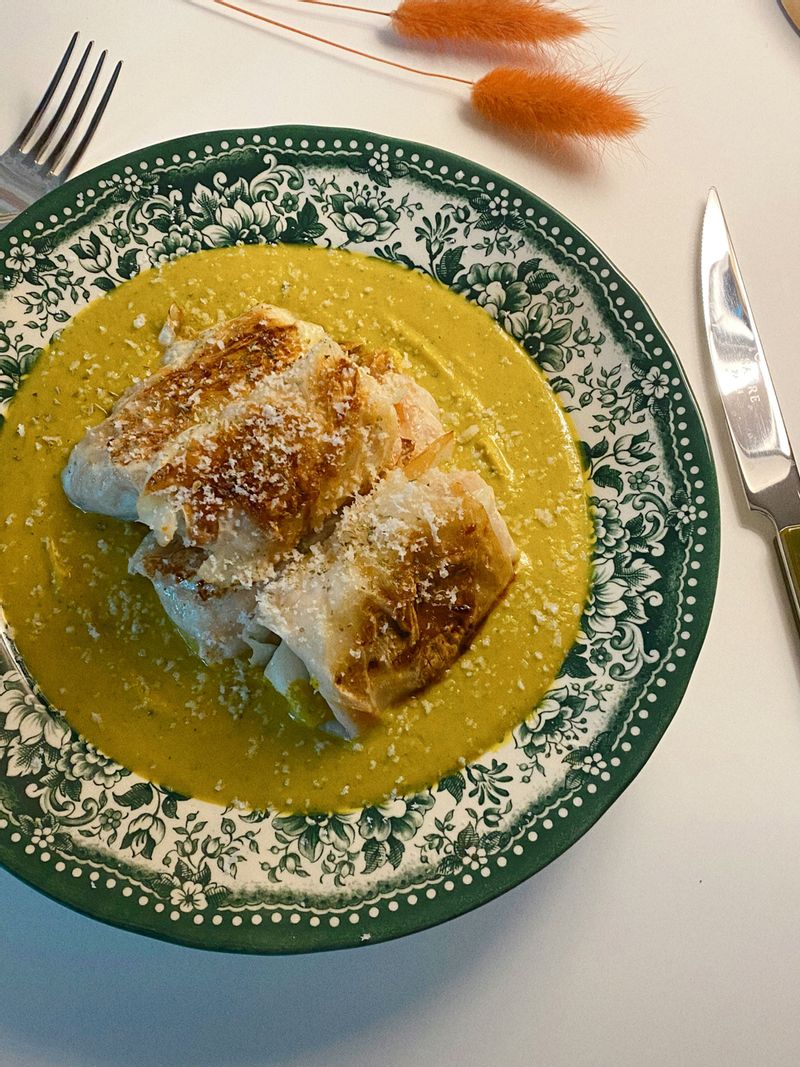 한번쯤 먹어보고 싶었던 양배추롤! 조금 색다르게 단호박크림을 베이스로 만들었어요😝 꾸덕한 크림에 잘 구워진 양배추롤을 얹어서 든든하게💛 찐단호박+넛밀크+크림치즈를 잘 갈아서 끓여주면 끝나는 간단한 소스!! #양배추롤 #단호박크림 #카베츠롤