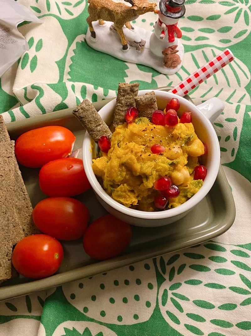 단호박샐러드 간단하게 만들어서 오독오독 귀리스틱으로 퍼먹으면 꿀맛😋   #단호박샐러드 #귀리빼로 #석류 #방울토마토