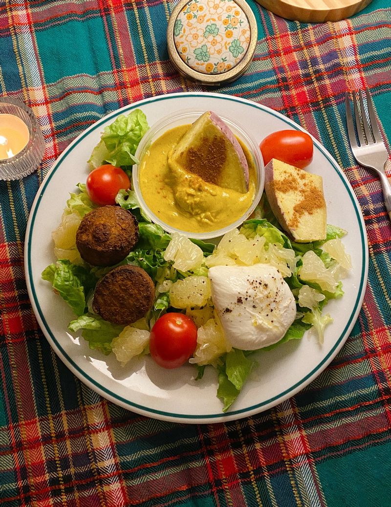 단호박스프를 걸쭉하게 크림처럼 만들어놓고, 차가운 상태로 먹으니 또 별미🎃 단호박에 고구마도 찍어 먹으니 아주 달달하네요?❤️  #단호박크림 #팔라펠 #부라타치즈 #자몽샐러드