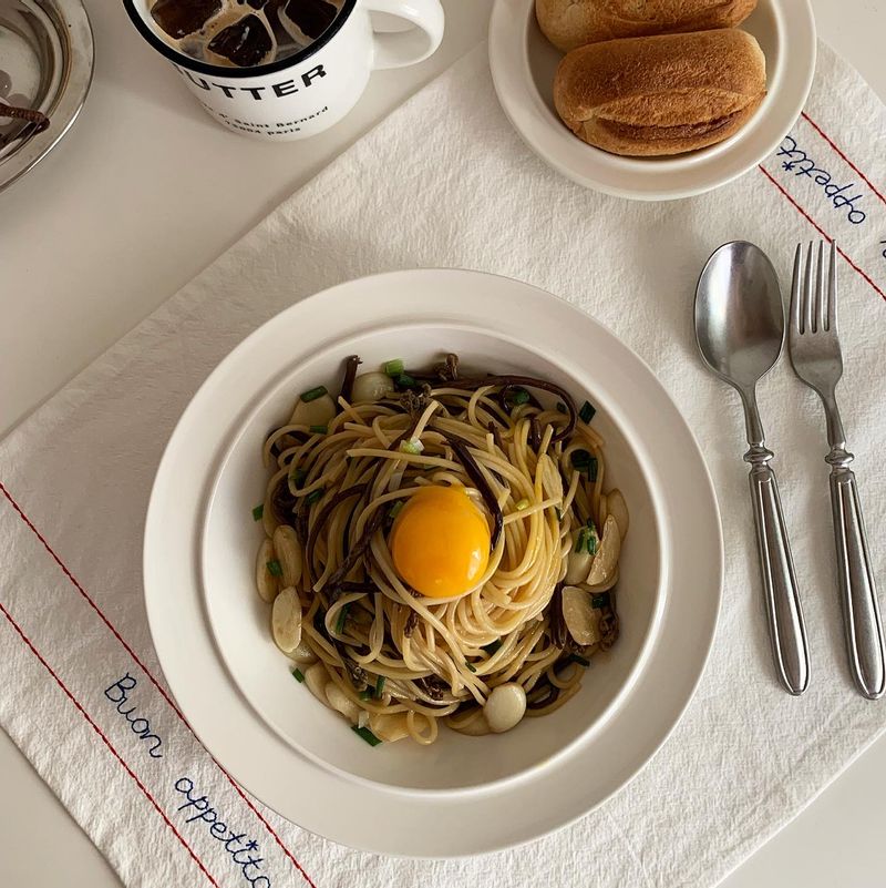 어울릴것같지않은 #고사리파스타 정말 잘어울리는 조합🤎 #온더테이블#홈쿡#집밥 #고사리오일파스타 #고사리파스타 #고사리 #파스타