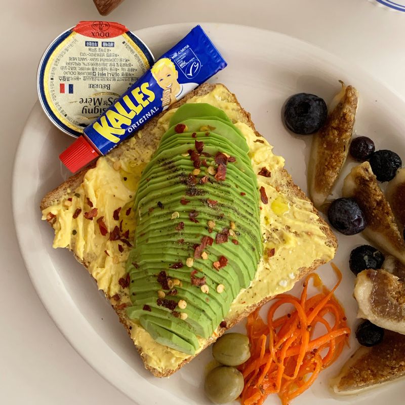 아보카도 오픈샌드위치🥑  #온더테이블#아보카도#오픈샌드위치