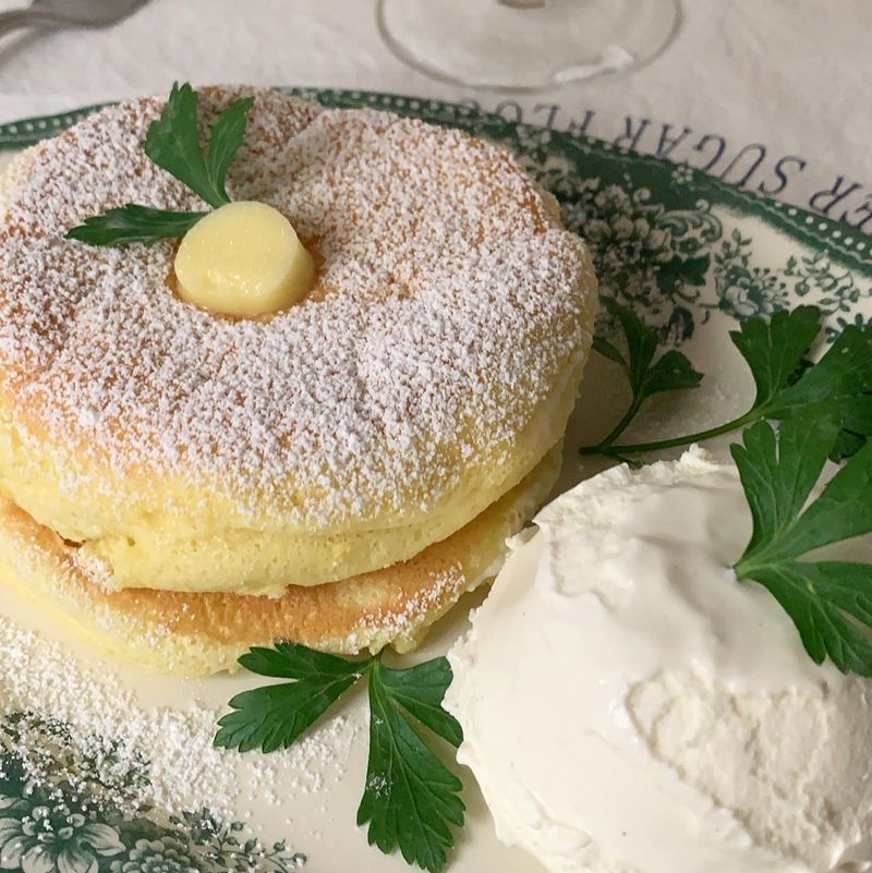 폭신폭신한 식감에 반해버리는 수플레💛 각종 과일과도 잘어울리지만 전 바닐라 아이스크림이랑 먹는게 젤 맛나더라구요! #수플레#온더테이블 #수플레 #온더테이블