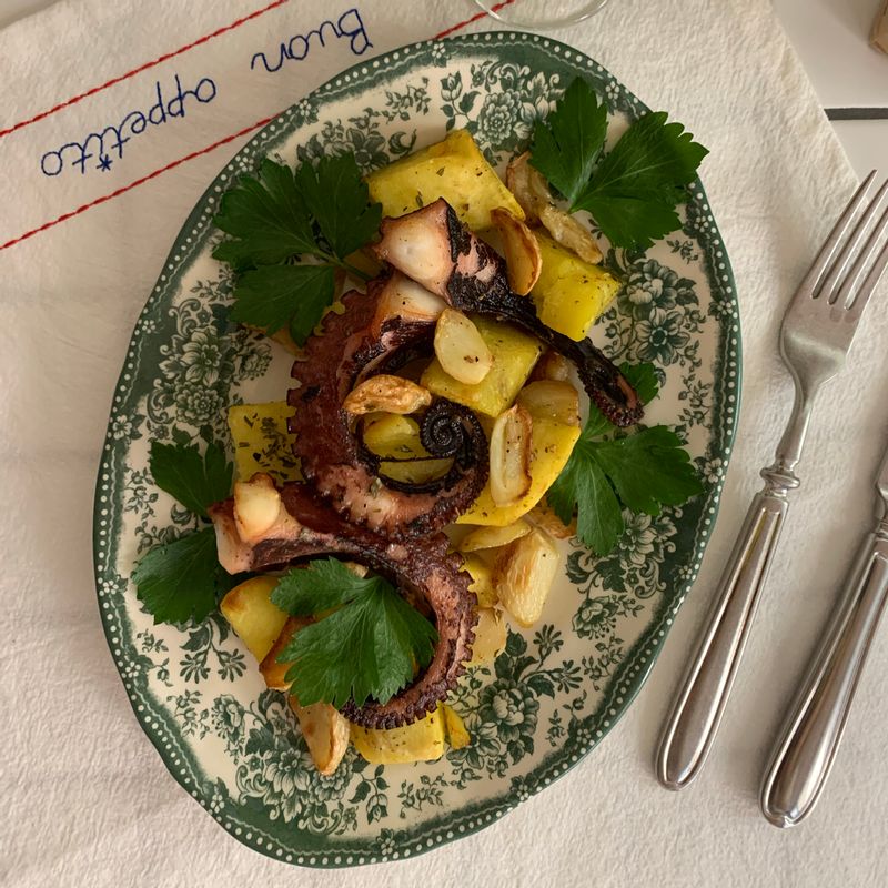 제사지내면 득템하는 문어🐙 항상 냉동실에 바로 넣어버렸는데 뽈뽀로 만들어봤는데 너무 맛있어요!  감자로 해야하지만 스윗한 고구마로 했더니 단짠단짠💛  #온더테이블#문어요리#뽈뽀  #온더테이블 #문어요리 #뽈뽀