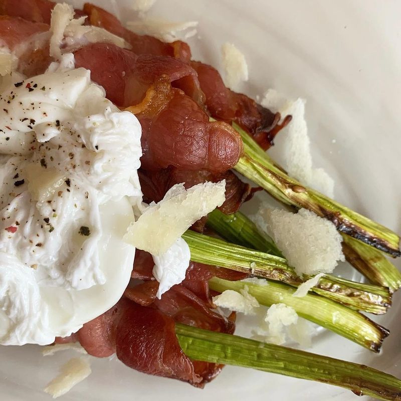 아스파라거스랑 햄말이는 말해모해요🙊 짭쫄하니 자꾸 손이가🤎  위에 토핑으로 수란하나면 jmt  #온더테이블#아스파라거스#아스파라거스햄말이  #온더테이블 #아스파라거스햄말이 #아스파라거스