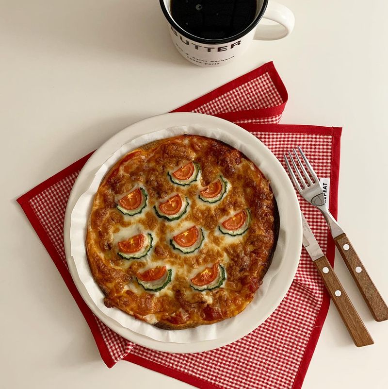 애들좋아하는 치즈 듬쁙 뿌린 또띠아피자🍉 수박모양 데코를 더해줌 더 맛있어짐😊 #온더테이블#홈쿡 #피자 #또띠아피자 #온더테이블 #홈쿡