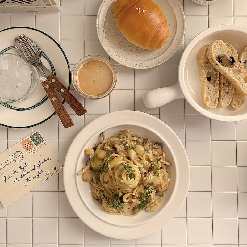 베이컨넣은 까르보나라도 맛나지만 느타리버섯으로 만들어도 정말 맛있어요🍄  #까르보나라 #스파게티 #파스타 #온더테이블 #홈카페 #홈스토랑