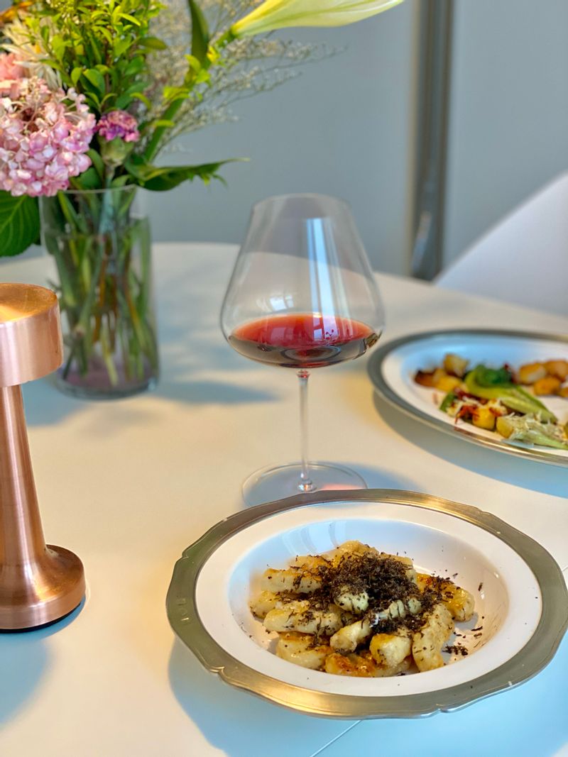 감자뇨끼 파스타 어렵다고 느꼈는데 우리의식탁 레시피 보고 만들어봤어요! 포인트는 포크로 만들어낸 모양 :) 햇감자 보슬 한 맛이 그대로 살아있어 JMT이에요😍 집에 남은 트러플 뿌려 먹으니 천국의맛! 😁👍🏻 #감자뇨끼 #홈스토랑 #감자요리 #와인안주