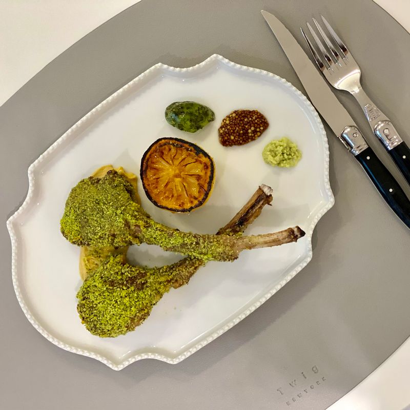 허브빵가루 양갈비에요! 그냥 구워먹어도 맛있는 프렌치랙이지만 허브 빵가루가 더해지니 정말 고급 레스토랑 못지 않네요 😃😃 #홈스토랑 #허브빵가루양갈비 #허브크러스트양갈비 #프렌치랙