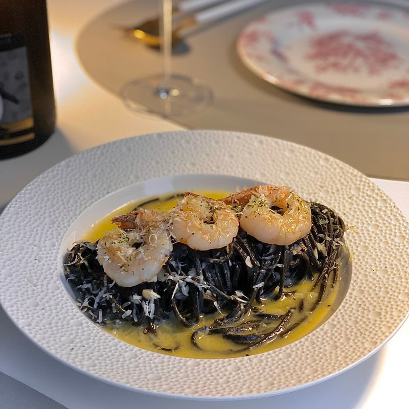 먹물 파스타를 이용해서 버터소스 새우 파스타를 만들어봤어요! 유명 레스토랑 같은 비주얼😍  #버터소스파스타 #새우파스타 #먹물파스타 #파스타레시피