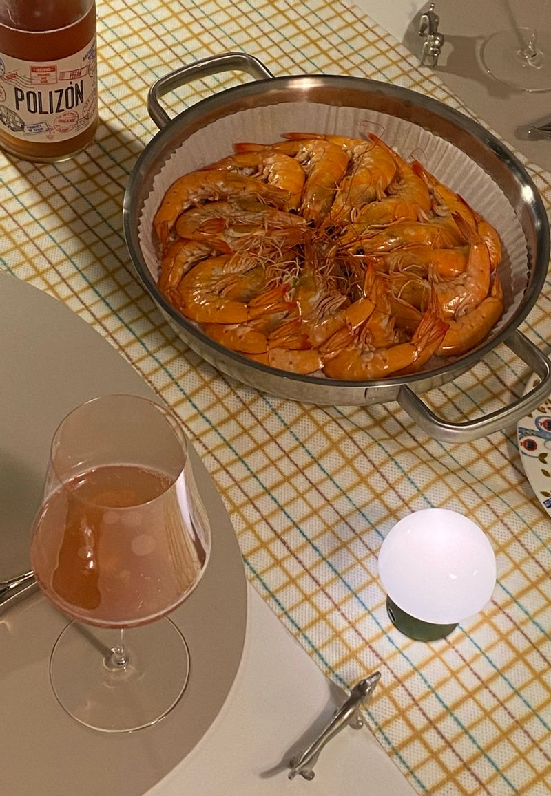 새우 좋아하새우?  새우시즌이라 집에서 소금구이로 구워서 와인과 함께했어요.  #와인안주 #새우구이 #새우 #대하구이 #홈스토랭