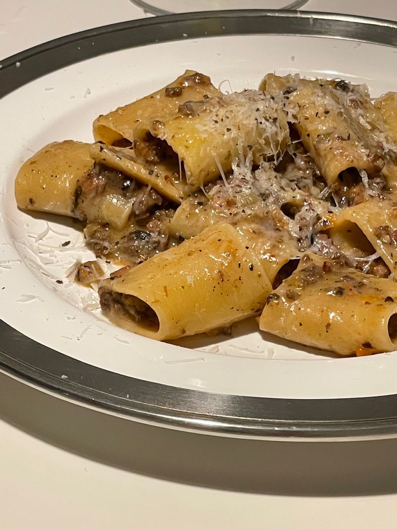 화이트라구에는 파케리면을 주로 애용해요- 마지막에 페코리노 로마노 치즈를 강판에 쌱샥 =)   #파스타 #화이트라구파스타 #온더테이블