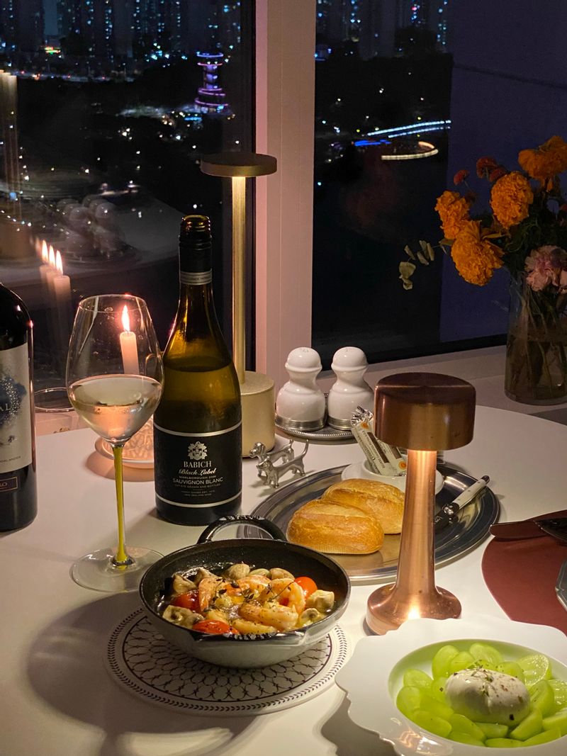 오랜만에 까수엘라 해먹었어요=) 실패없는 배비치블랙 쇼비뇽 블랑과 함께한 저녁이에요!   #까수엘라 #감바스 #새우감바스 #와인안주 #와인테이블 #리델