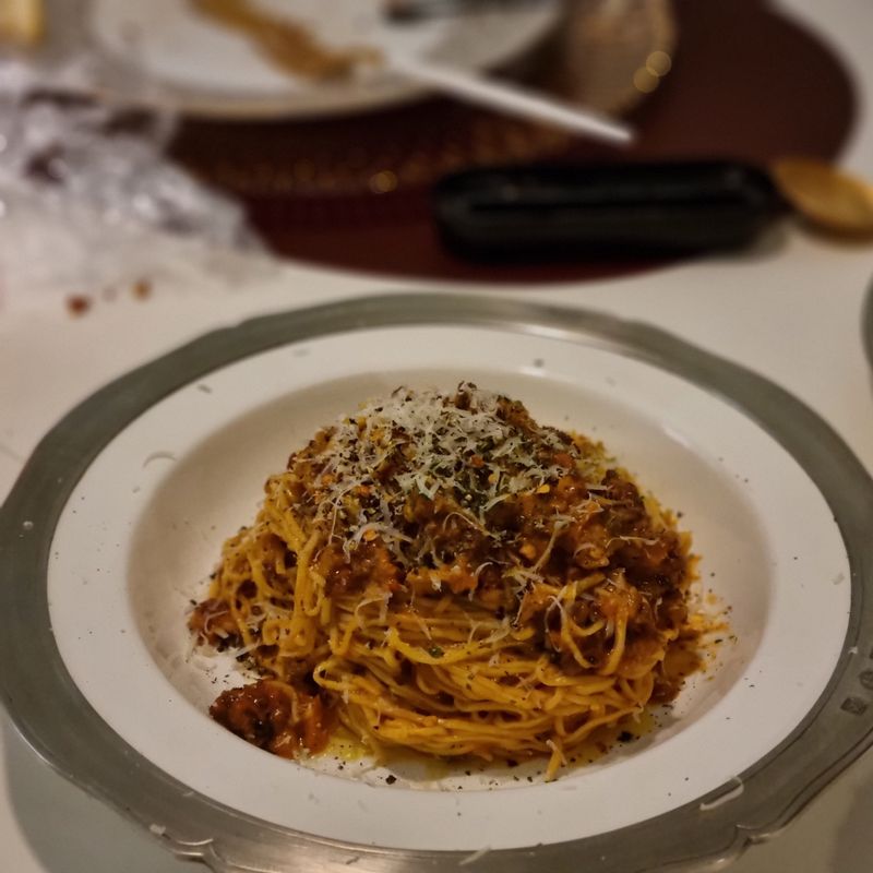 라구파스타의 킥은 다 만들고 난 뒤에 올리브유 두르고 바질 허브 촥촥 뿌리고 크러쉬드 레드 페퍼를 촥촥 후추를 갈갈갈 그 뒤에 파르마지아노 레지아노를 슥슥슥 😍   #라구파스타 #생면파스타 #파스타 #치즈그레이터 #홈스토랑 #와인안주