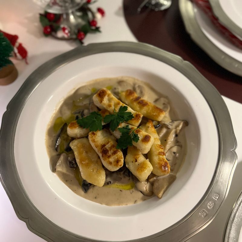 미리 얼려둔 감자뇨끼에 양송이 크림소스를 더하면 월요일 퇴근 후 와인 안주로 딱이죠 😍🥂   #와인안주 #양송이크림소스 #감자뇨끼파스타 #뇨끼 #크림소스