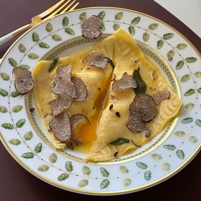 집에서 이탈리아 카푸토 밀가루를 이용해서 리코타치즈 유정란이 들어간 라비올리만들어먹었어요! 소스는 세이지를 넣은 버터소스이고 윈터뻬리고 트러플도 뿌려봤오요! =) #라비올리 #이탈리안 #생면파스타 #홈쿡 #와인안주