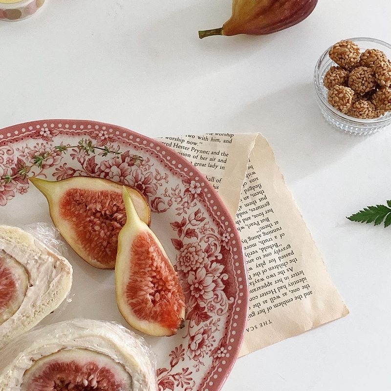 매년 이맘때쯔음이면 꼭 만들어보는 #무화과샌드위치 .ᐟ 이번엔 우리의식탁 앱의 레시피를 참고해서 만들어보았어요❣️ 레시피에서는 생크림+설탕 휘핑으로 만들었지만, 두유그릭요거트+두유로 농도를 크리미하게 맞춰서 샌딩해줬어요 •͈˽•͈ 취향껏 알룰로스를 넣어도good✨ 역시나 맛있네요 ㅎㅎ (크림베이스를 만들때 다진견과류를 넣어주면 확실히 더 맛있는것같아요ㅎㅎ) #무화과샌드위치 #홈카페 #플레이트 #브런치 #무화과 #두유그릭요거트 #그릭요거트 #두유크림 #비건