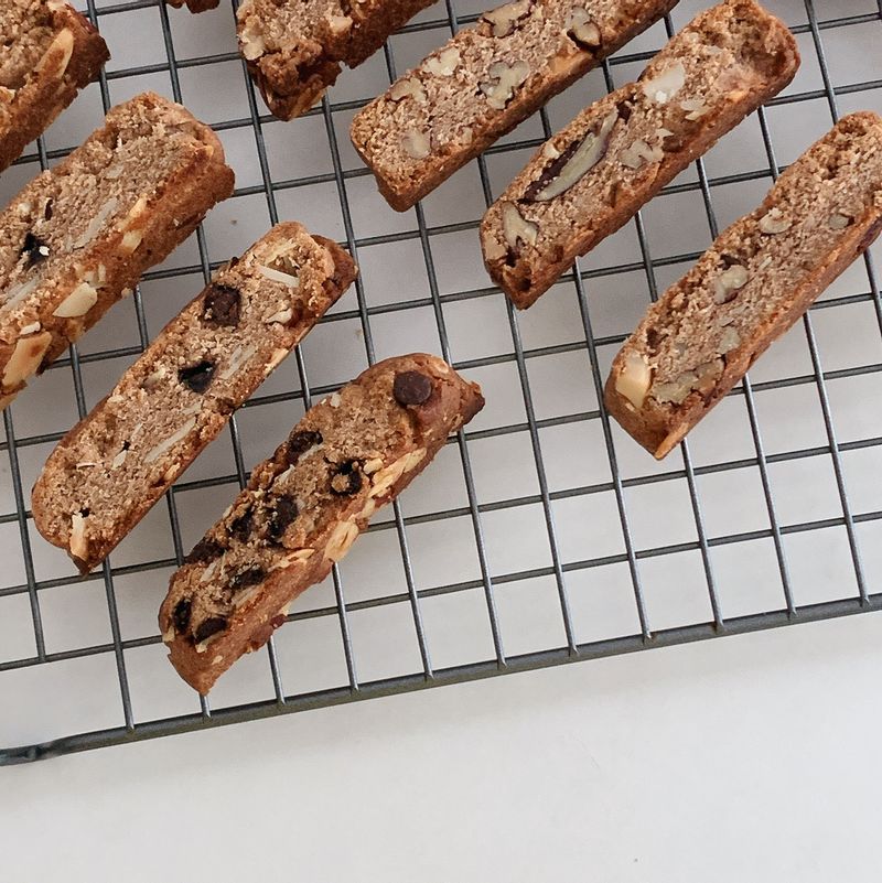 레시피를 참고하여 비건비스코티를 만들었어요 ◡̈  노밀가루 노버터 노설탕 노우유 소량의오일 .ᐟ  아주담백바삭 맛있어요 ㅎㅎ 티타임으로 굿❣️  #비스코티 #비건베이킹 #홈베이킹 #비건 #티타임