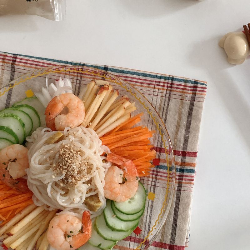 여기에 닭가슴살을 추가로 넣고, 병아리콩 두부면을 곁들여 건강한 냉채를 만들어보았어요 .ᐟ 비가내려 습한날 개운하게 한끼먹기 정말 좋네요 •͈˽•͈ #냉채 #새우냉채 #겨자냉채 #닭가슴살냉채 #병아리콩면 #두부면 #병아리콩두부면 #노밀가루