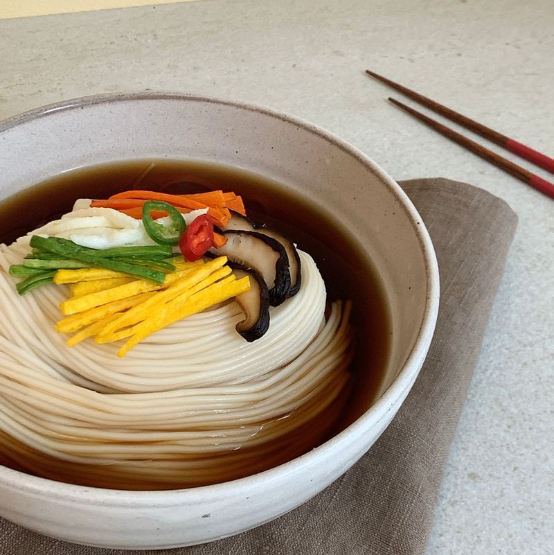 급격히 추워진날씨에 따스한 국물이 생각나서 따뜻하게 잔치국수 말아먹어요 ♡ #잔치국수 #국수 #면 #면요리 #소면 #홈쿡 #집밥 #요리스타그램 #간편요리