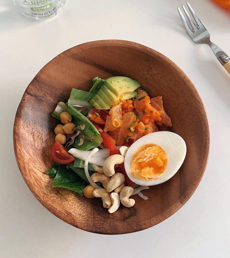 채소듬뿍에 잘 삶긴 반숙란 , 스파이시연어와 아보카도까지  맛없없 포케완성 •͈˽•͈   #포케 #연어포케 #캐슈넛 #구운캐슈넛 #집밥 #다이어터 #식단 #온더테이블 #우드그릇