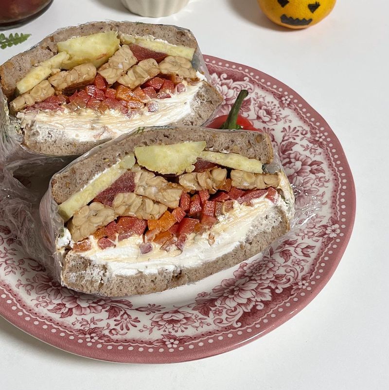 그릭요거트와 발사믹의 조합을 아시는지요 ♥ 거기에 잘게 채친 파프리카 그리고 불향가득 구운템페는 정말 잘어울린답니다 ㅎㅎ #비건 #비건식빵 #쌀식빵 #템페 #홈메이드 #샌드위치 #온더테이블