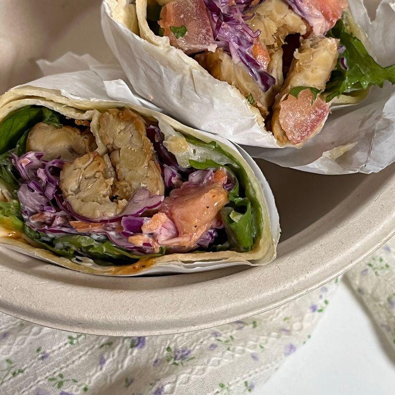 템페를 구워 또띠아에 감싸 만들은  비건또띠아롤 .ᐟ   #템페 #템페레시피 #템페요리 #또띠아 #비건식단 #샐러드 #다이어트식단