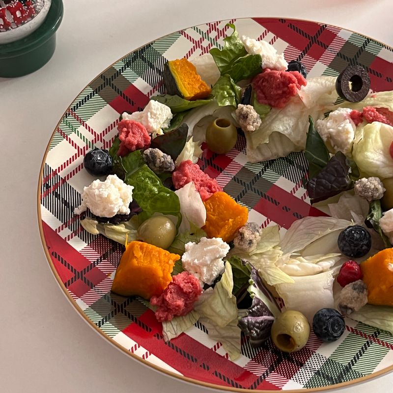 있는 재료들로 만들어본 (일명 냉털!!) 리스샐러드에요 ㅎㅎ 방울토마토 대신 비트토마토 후무스❣️ 오독오독 콩부각까지 곁들여 다채롭고 맛있게 먹었습니다 ~ 모두 행복한 연말 보내세요 ♡   #리스샐러드 #다이어트식단 #다이어트 #다이어터 #샐러드 #홈카페 #홈파티 #연말 #우리의식탁 #리코타치즈 #냉털 #크리스마스 #파티요리