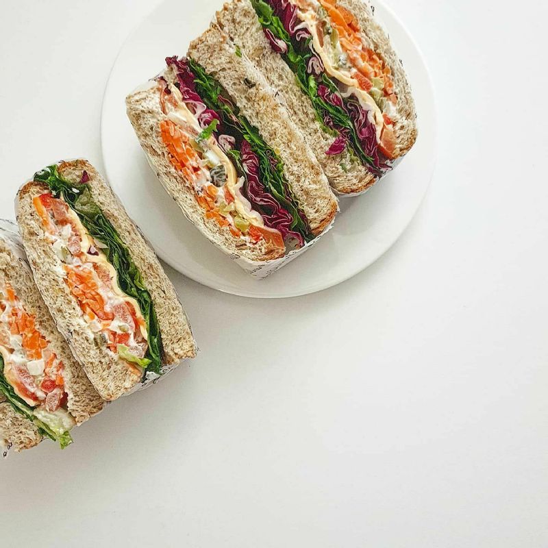 야채 듬뿍 넣어 저만의 특별 소스도 크게 한스푼 넣어 만든 샌드위치🥪 역시 샌드위치는 뚠뚠하게 만들어야 맛이나요^^ 저만의 특별소스는 마요네즈,꿀,소금,후추,오이지,양파,레몬즙으로 만든답니다. 양은 그날그날 달라요ㅎㅎ 손맛이라고 할까요?^^ #플레이팅 #아이라인 #샌드위치맛집 #당근라페와샌드위치 #샌드위치