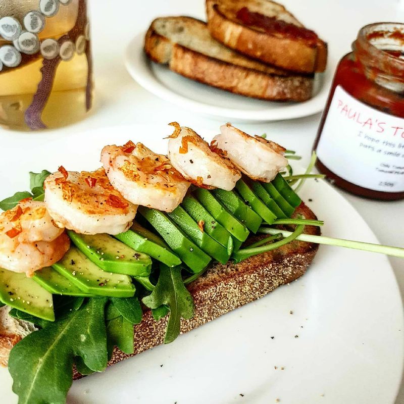 새우아보카도 오픈샌드위치🥑🦐  새우의 탱글탱글한 식감과 아보카도의 부드러움 루꼴라의 상쾌함 세가지 조합이 만들어낸 맛👍 맛이 없을수 없는 조합이죠😘   #아이라인 #오픈샌드위치 #새우 #아보카도 #아보카도새우오픈샌드위치