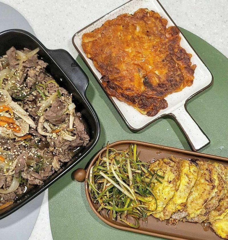 소불고기에 육전 그리고 김치부침개까지 오늘 저녁 어떠세요? 홍두깨살이 많이 두꺼워서 아쉬웠지만 역시나는 역시나 맛있네요!  #김치부침개 #소불고기 #육전