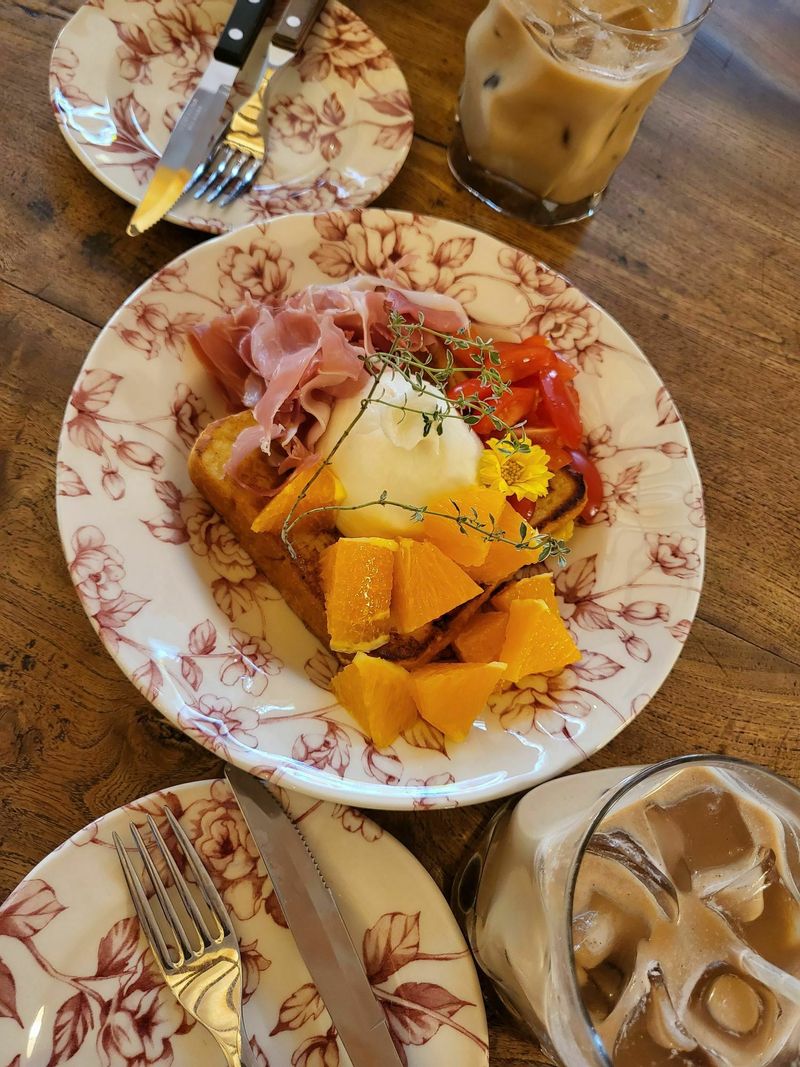 부라타치즈에  오렌지와 토마토 그리고 하몽을 곁들인 토스트 어떠세요? 가벼운 점심 즐겨보자구요!