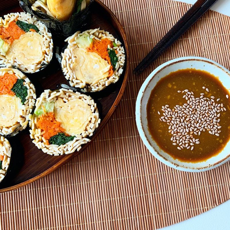 팬에 소금 간을 한 두부면을 볶아 수분을 날려줘요.