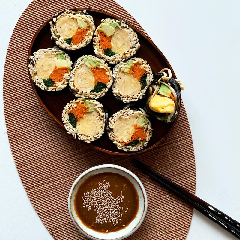 좋아하는 재료들을 넣고 김 끝에 밥풀을 붙여 잘 말아줍니다