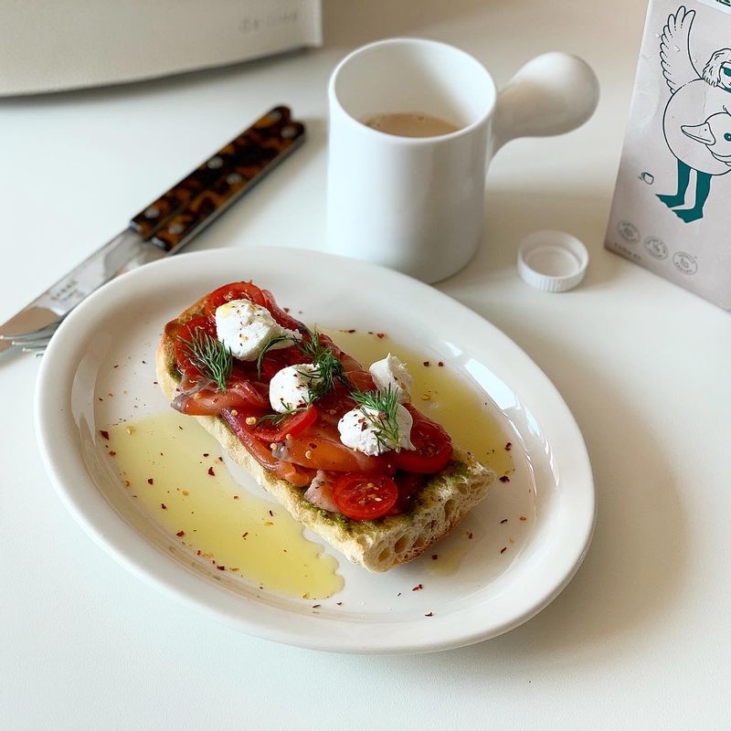 연어그라브락스를 올린 오픈토스트 구운 바게트 위에 페스토와 토마토 리코타치즈를 올리고 소금후추 크러쉬드레드페퍼 신선한 올리브오일 뿌려 맛있게 먹어요.