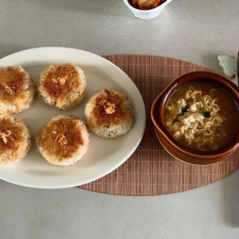 참치에 마요네즈 청양고추 (아이들은 오이고추) 소금후추 간 한후 참기름,소금으로 간 한 밥 속에 쏘옥 넣어 주먹밥을 만들어요. 겉에 데리야끼 소스를 발라 팬에 구워줘요. 👍🏻