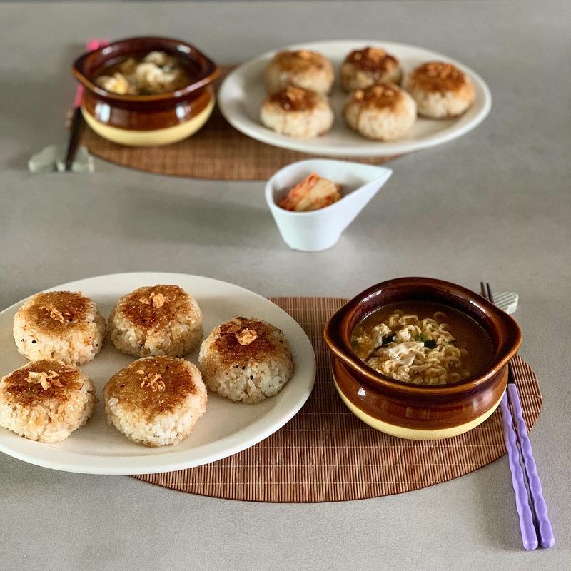 뭐먹을지 고민될때 마땅히 해먹을게 없을때  아이들이 좋아하는 주먹밥을 데리야끼 소스 발라 겉바삭하게 구워줘요.   #참치마요주먹밥 #야끼오니기리 #도시락 #주먹밥 #집밥 #홈스토랑 #참치주먹밥