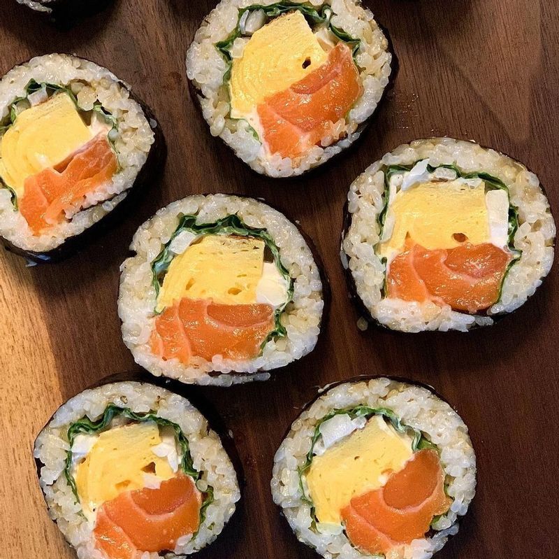 계란말이에 두툼한 연어 고추냉이마요소스를 넣고 연어김밥을 말면 연어 반토막 순삭 😌  #연어김밥 #연어 #집밥 #홈스토랑 #온더테이블