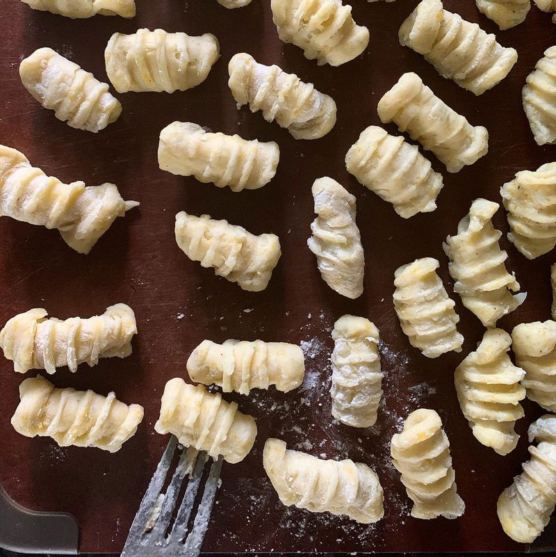 포크로 만드는 감자뇨끼 🥔바질페스토, 블랙올리브페스토에 올리브오일 넣고 먹으면 👍🏻🤩 최고! #뇨끼 #감자뇨끼파스타 #바질페스토 #블랙올리브타프나드 #집밥 #이탈리아 #홈스토랑 #온더테이블 #감자요리