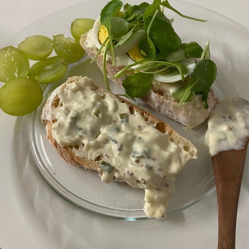 샌드위치는 왜 먹어도 먹어도 질리지 않을까요?😅  타르타르 소스, 계란, 루꼴라와 함께면 그 맛이 더더!!  맛있어 지는 샌드위치🥪  #홈카페 #샌드위치 #타르타르소스