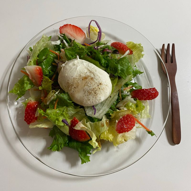 가벼운 한끼를 먹고싶을땐!  딸기와 부라타 치즈까지 넣어서 먹으면 든든하죠✨🍓  #홈카페 #샐러드 #딸기샐러드