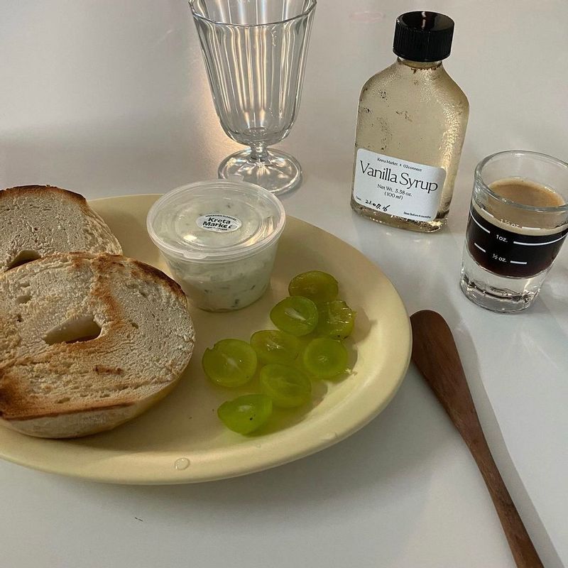 바-삭하게 구운 베이글에 쪽파크림치즈💚 #홈카페 #베이글 #쪽파크림치즈 #크림치즈 #바닐라라떼