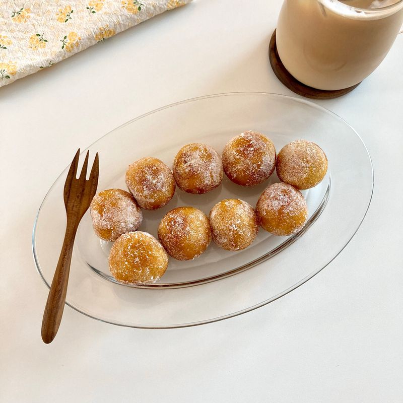 제철 고구마로 간식을 만들어 봤어요. 파는것보다 덜기름지고 담백해서 아이들 간식으로도 추천드려요👍 🍠고구마찹쌀도너츠 만들기🍠 재료: 고구마3개, 찹쌀가루종이컵1컵, 소금약간, 설탕, 식용유 1. 껍질벗긴 고구마찌기 2. 뜨거울때 고구마으깨기 3. 으깬 고구마에 찹쌀가루 나눠 부으며 섞기 4. 소금 한꼬집 솔솔 5. 우유 부으면서 농도 맞추기 6. 반죽 동그랗게 모양만들기 7. 팬에 기름 넉넉히 두르고 굴려가며 튀기기 8. 설탕에 굴려서 맛있게 먹기! #고구마 #간식